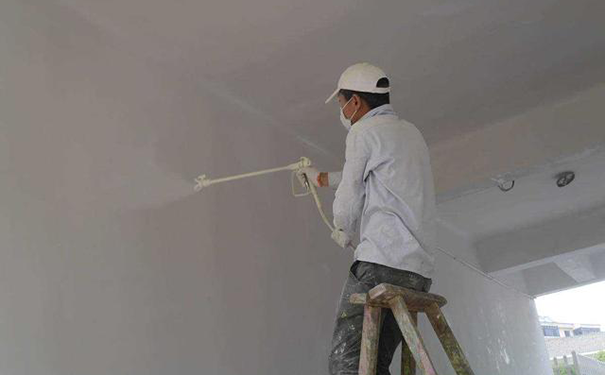 乳膠漆是噴的好還是滾的好?