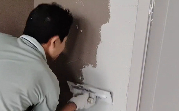 刷墻要幾遍膩?zhàn)訋妆榈灼釒妆槊嫫?